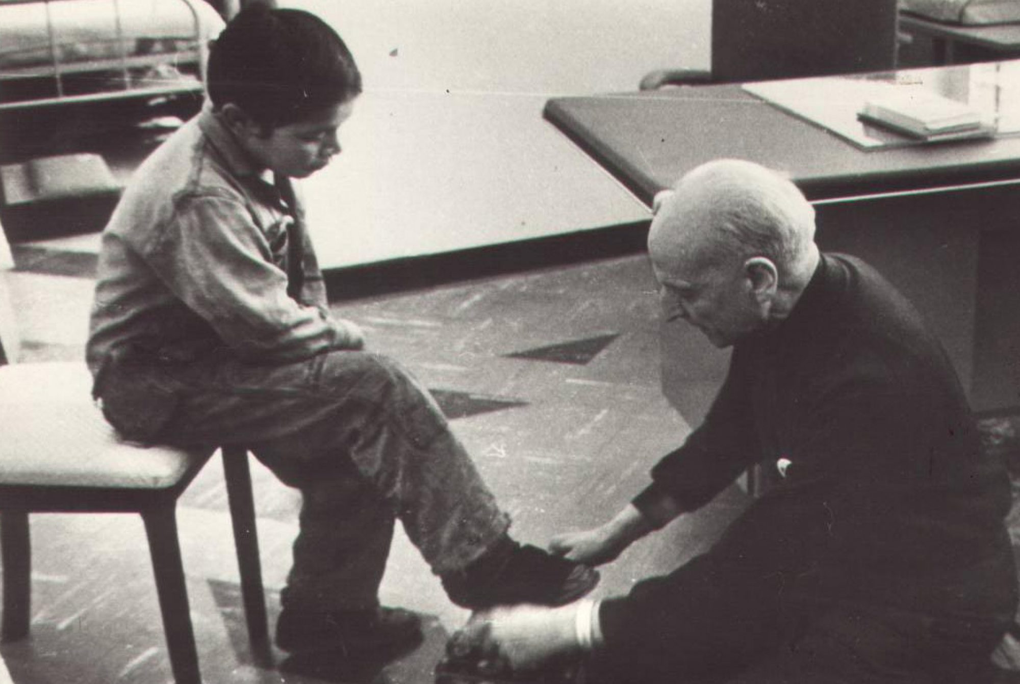 El padre Pedro Arrupe SJ luce zapatos para niños en Quito, Ecuador en 1971. (Sociedad de Jesús, Roma)