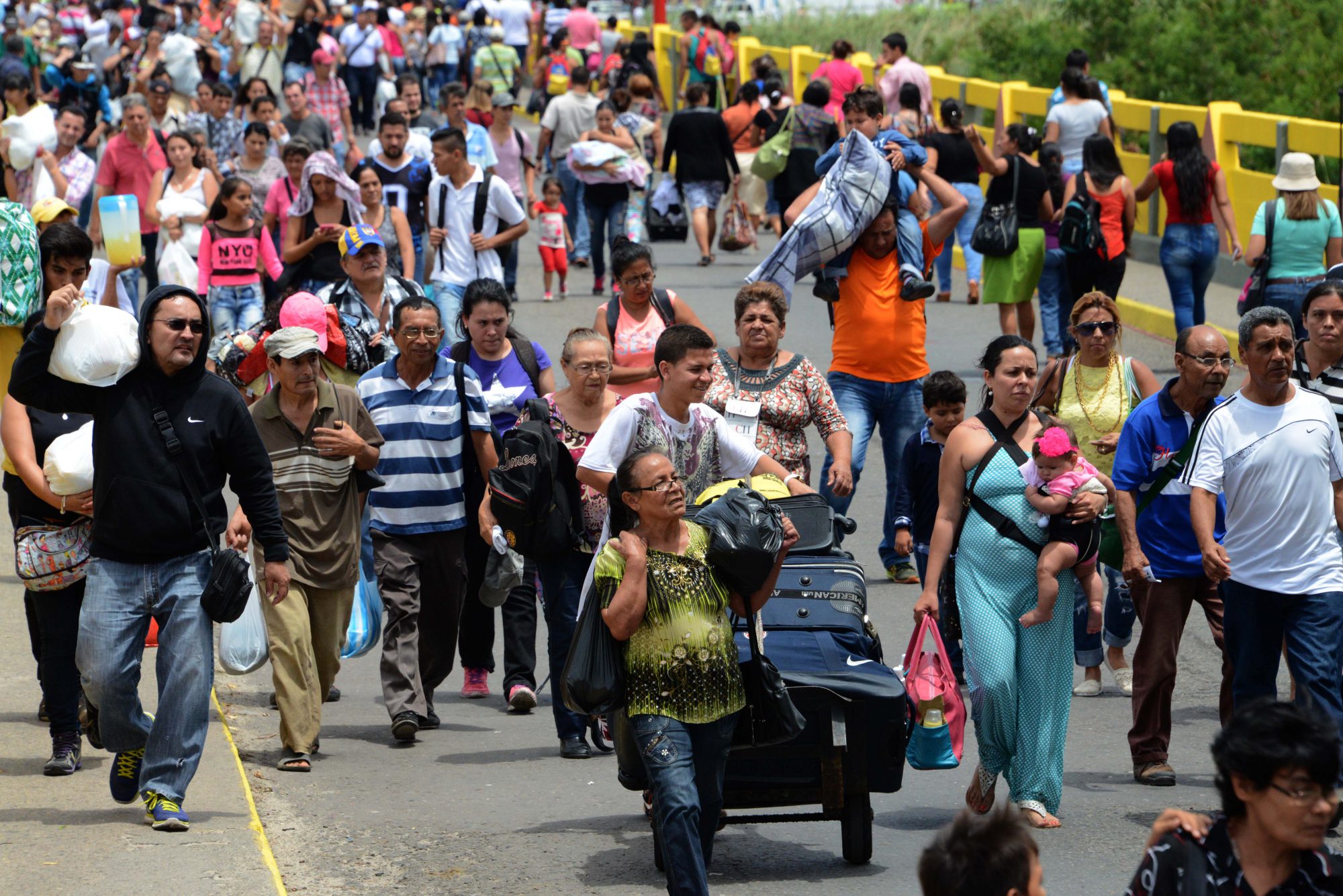 Venezolanos cruzando la frontera con Colombia.